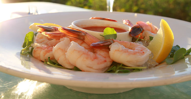  healthy meal of prawns, a lemon wedge and tasty refreshening dipping sauce